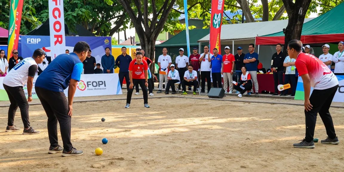 Permainan petanque di fopikotamakassar.org, dengan pemain dan penonton yang meriah.